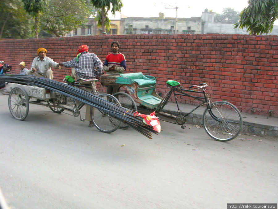 Стоянка такси и грузовик, груженый арматурой. Штат Пенджаб Индия