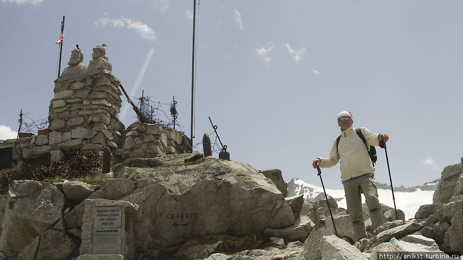 У них там свои военные памятники. Этот — тем, кто защищал этот перевал в Первую мировую. Валь-ди-Соле, Италия