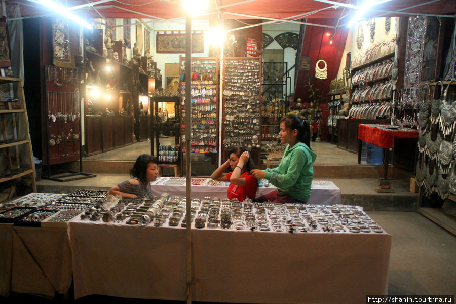 Ночной рынок - только для туристов Луанг-Прабанг, Лаос