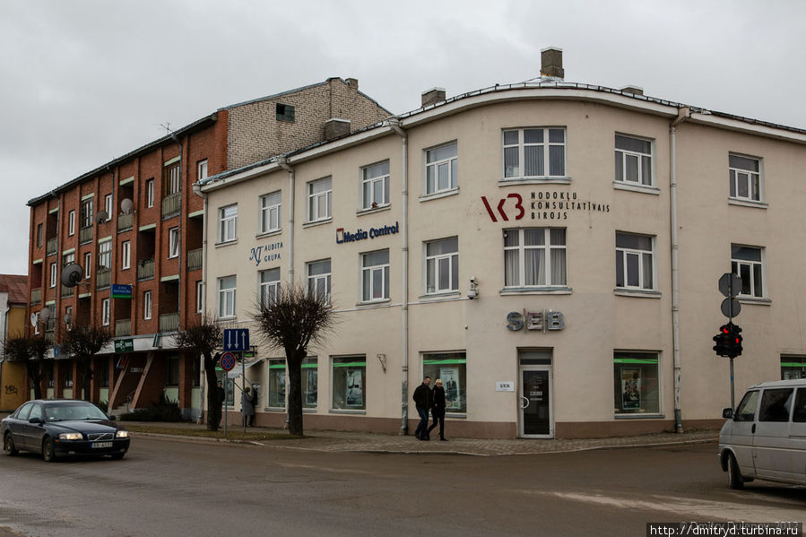 Новенький банк и старенький жилой дом Мадона, Латвия