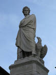 статуя Данте. Она поставлена лет через шестьсот после смерти поэта