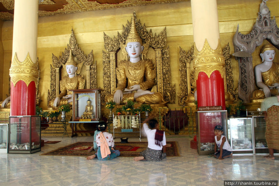 Паломники в храме. Пагода Шве Сиен Кхон в Мониве Монива, Мьянма