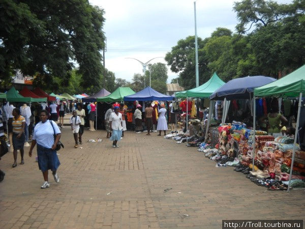 Тут же и мощение, тут же и уличный базар Булавайо, Зимбабве