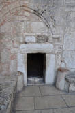 Врата смирения-основной вход в базилику, войти можно только низко склонив голову