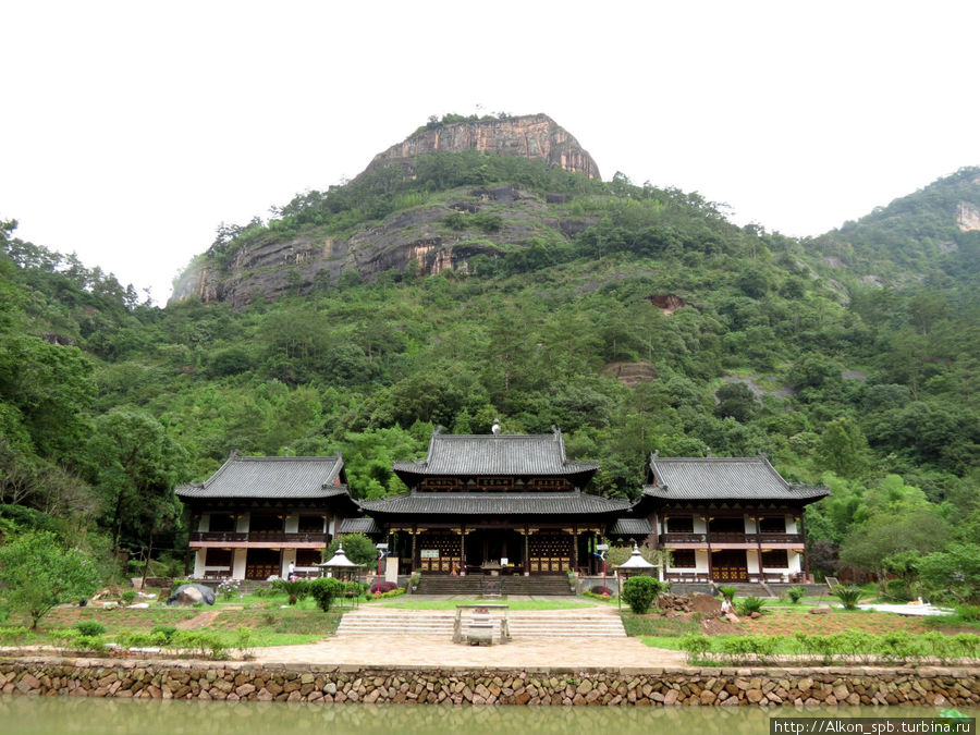 Среди утесов спрятался храм Уишань, Китай