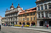 Красивое здание с башенками слева – бывшая Малостранская ратуша, 1622г.