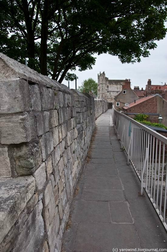 Можно прогуляться по крепостным стенам Йорк, Великобритания
