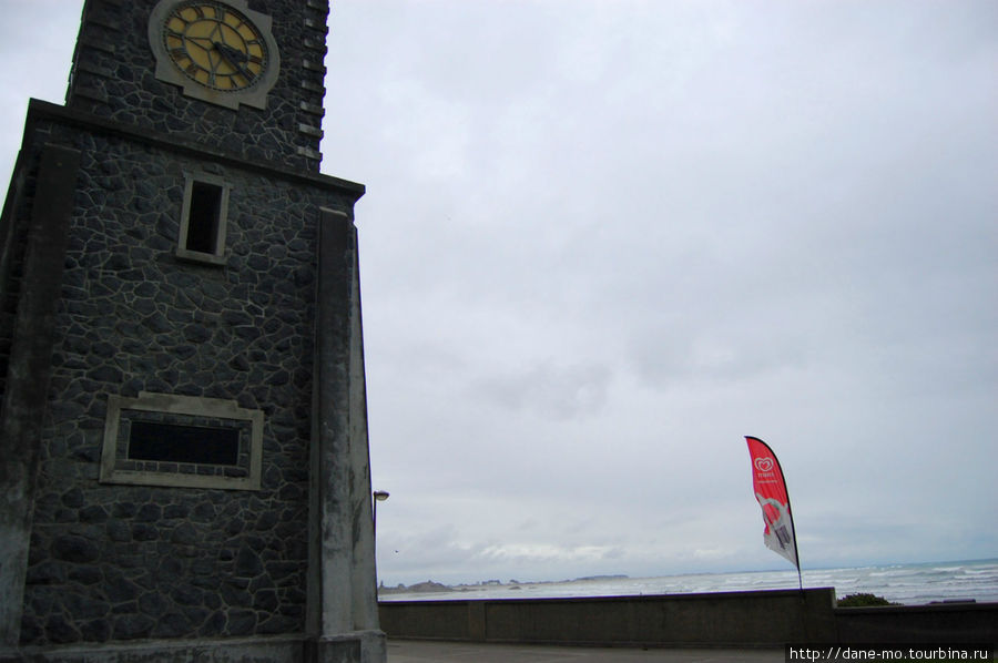 Часовая башня на фоне пляжа Крайстчерч, Новая Зеландия