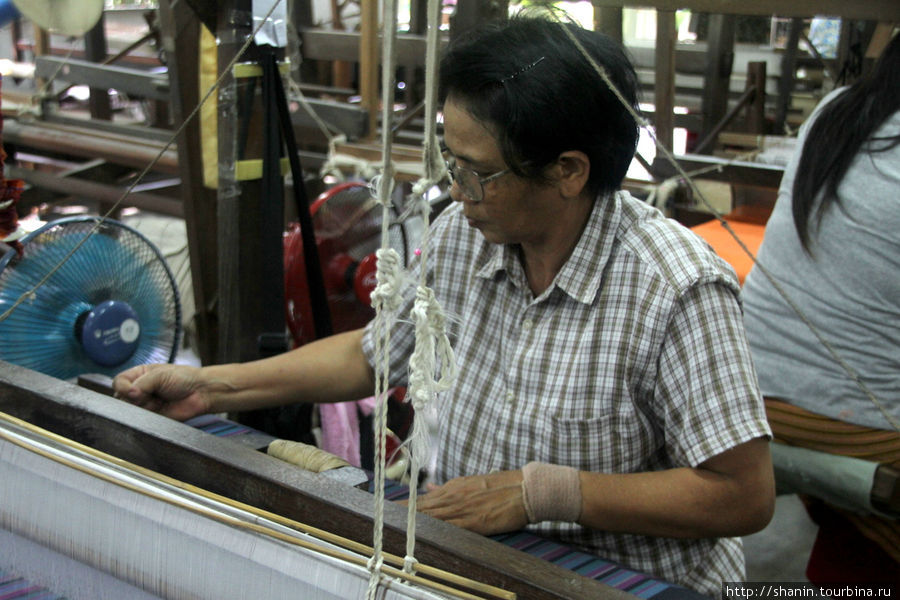 Ткацкий станок на шелковой фабрике Чиангмай, Таиланд