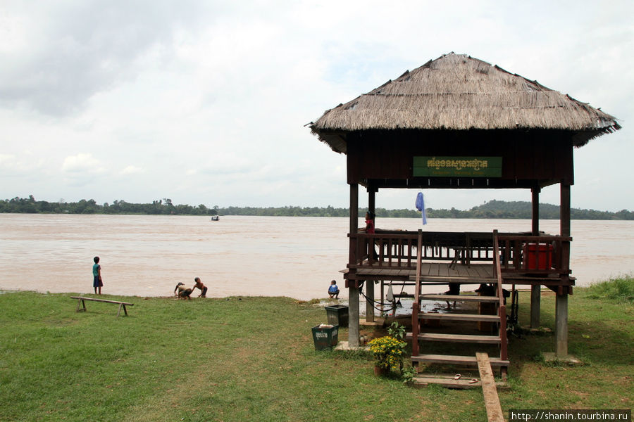 Беседка на берегу Провинция Тямпасак, Лаос