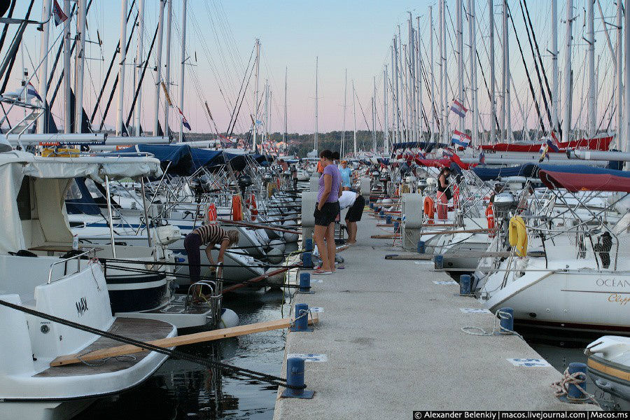 На яхтенной стоянке есть места почти для полутора тысяч яхт, парковка на 700 автомобилей, за которыми бдительно и круглосуточно будут следить матросы военно-морского флота Хорватии. Биоград-на-Мору, Хорватия