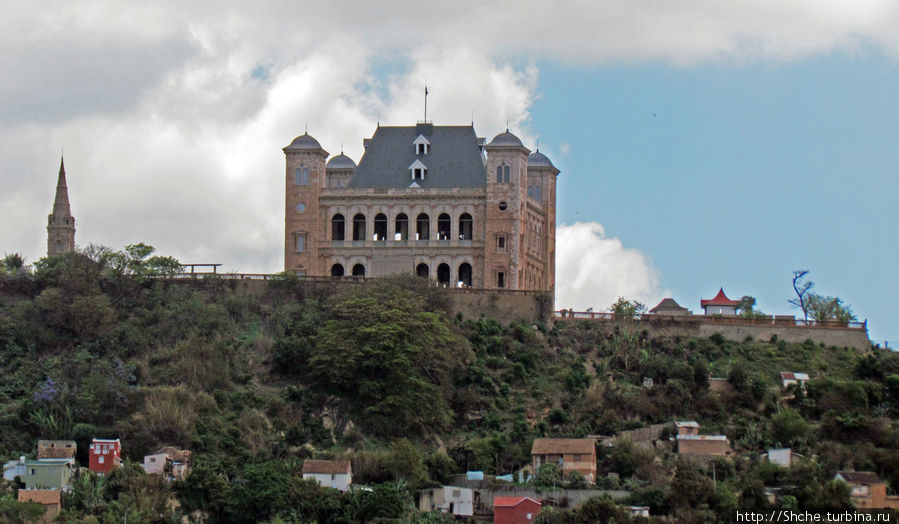 К дворцу мы не подъезжали, у нас не было экскурсии по городу, тем более, что он на реставрации Антананариву, Мадагаскар