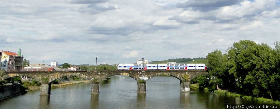 Железнодорожный виадук Негреллиго, проходящий через остров Штванице, считается самой длинной переправой через Влтаву Прага, Чехия