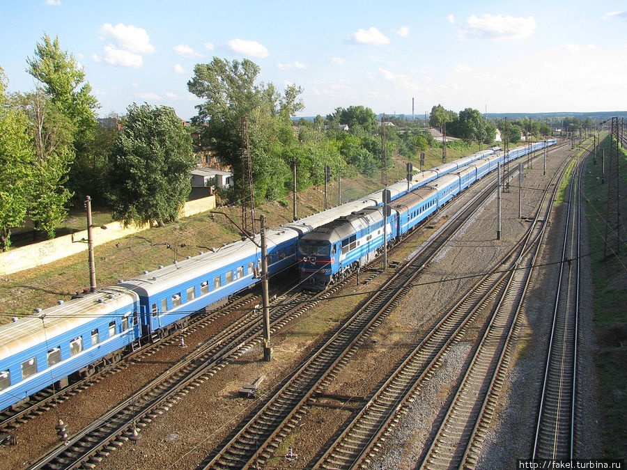 Два поезда. Крайний движется на станцию Основа Харьков, Украина