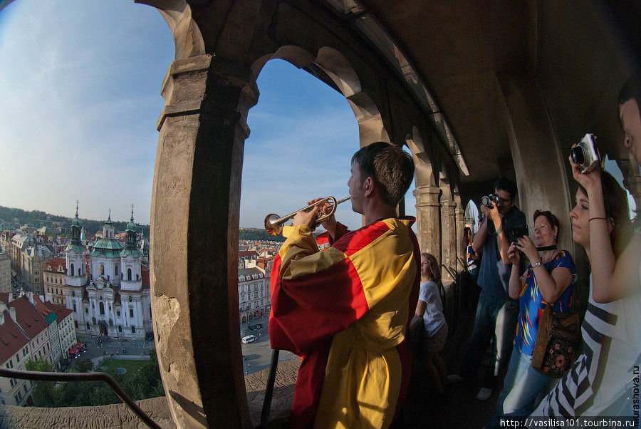На башне устраиваются небольшие представления — трубач четыре раза, на все стороны света, трубит о начале нового часа. Прага, Чехия