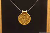 Золотой финикийский медальон, с двумя соколами, сидящими друг на против друга над змеями, 5 век до н.э
