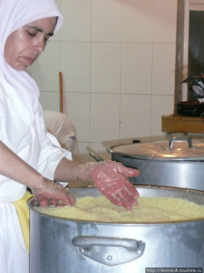 готовит кускус Марокко
