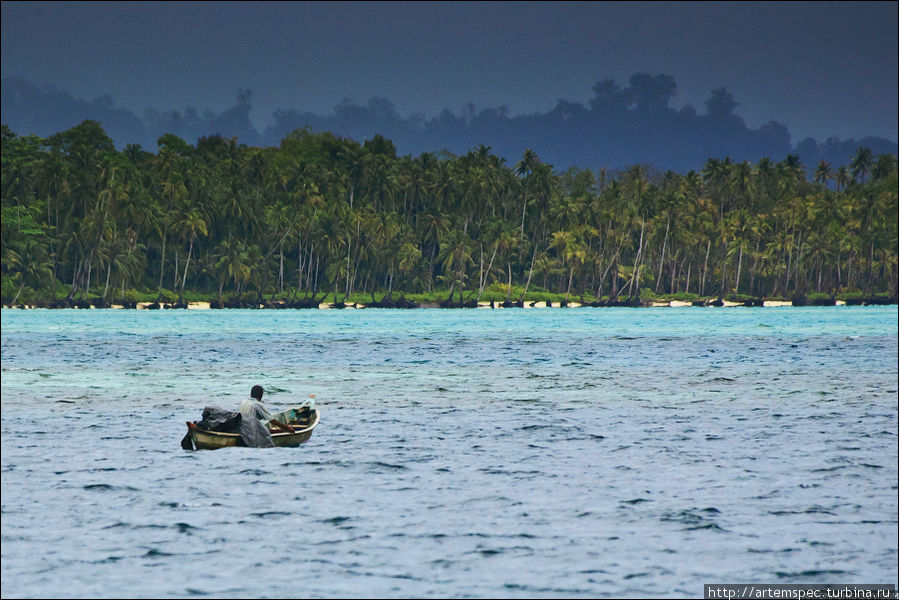 И больше никого. Иногда рыбаки специально подплывают поближе к нашему острову, чтобы поглазеть на едва одетых белых людей, в такие минуты женщинам лучше вспомнить о местных нормах приличия и накинуть поверх бикини что-нибудь длинное. Суматра, Индонезия