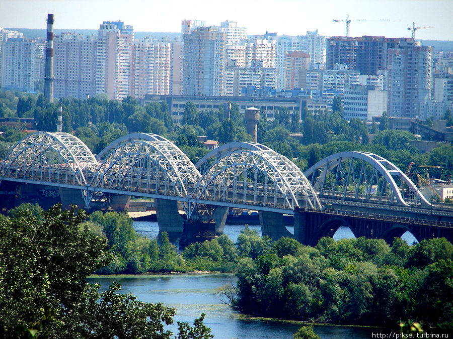 Красавцы. Первый — действующий ж.д. мост, второй -строящийся автомобильно-железнодорожный мост Киев, Украина