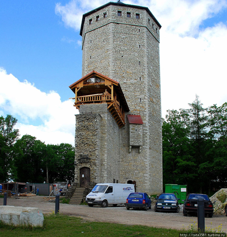 Тридцатиметровая восьмигранная жилая башня-донжон является старейшей частью замка, она была возведена в середине 18 века. Башня состояла из шести этажей, три из них были перекрыты сводами. На втором этаже были размещены жилые помещения, верхние этажи предназначались для военных целей. Постепенно замок разрастался, к нему было пристроено здание конвента, оборонительная стена, надвратная башня и пороховая башня. Немного позже вокруг замка появились земляные укрепления – бастионы и валы. Пайде, Эстония