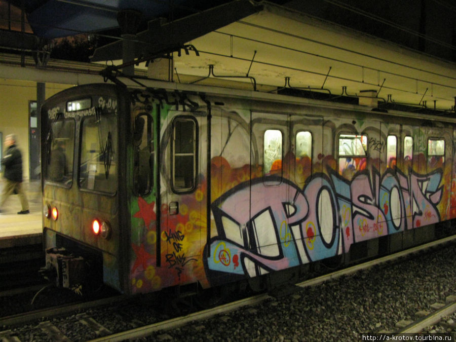 поезда метро — часто изрисованы Рим, Италия