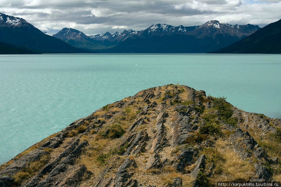 Западная часть озера Lago Argentino представляет собой разветвлённую сеть узких и длинных заливов, в один из которых и стекает ледник Перито Морено, перегородив его. Здесь и на последующем кадре вид к основанию залива, в противоположную от ледника сторону. Перито Морено, кстати, не единственный ледник, который стекает в западную часть озера. Но самый потрясающий. Лос-Гласьярес Национальный парк, Аргентина
