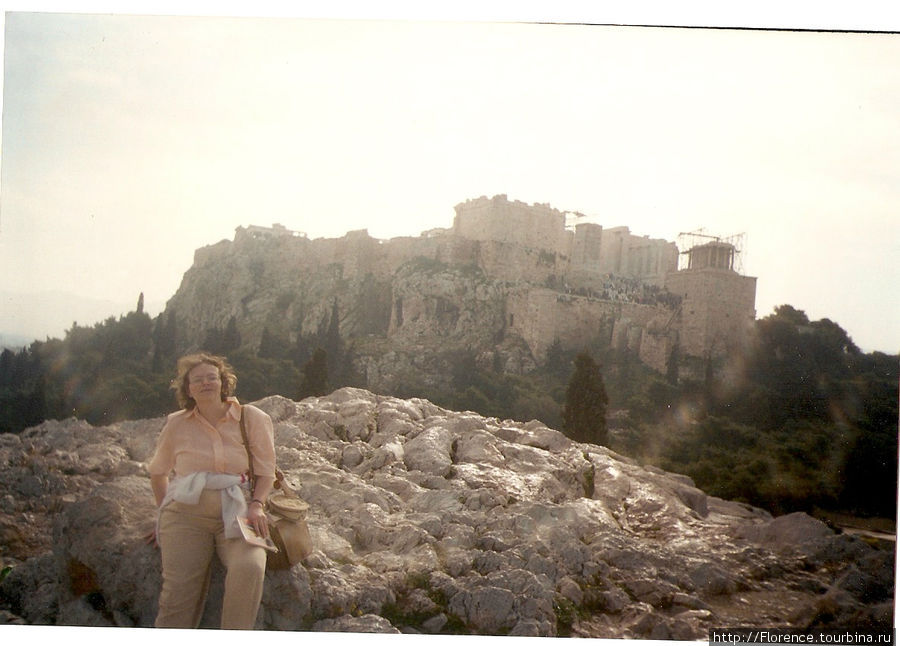 А это я на фоне Акрополя. Кофточка легкая, но свитер я далеко не убираю. Греция
