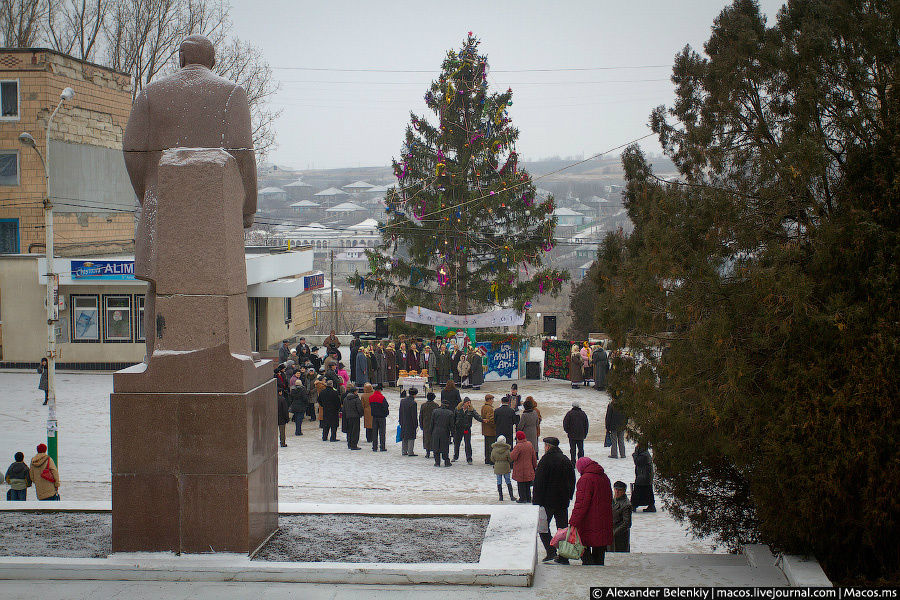 И совсем уж сюрреалистическая картинка. В маленьком молдавском городке Дрочия, что на севере страны — странный хоровод под новогодней елкой и на фоне Владимира Ильича. Кишинёв, Молдова