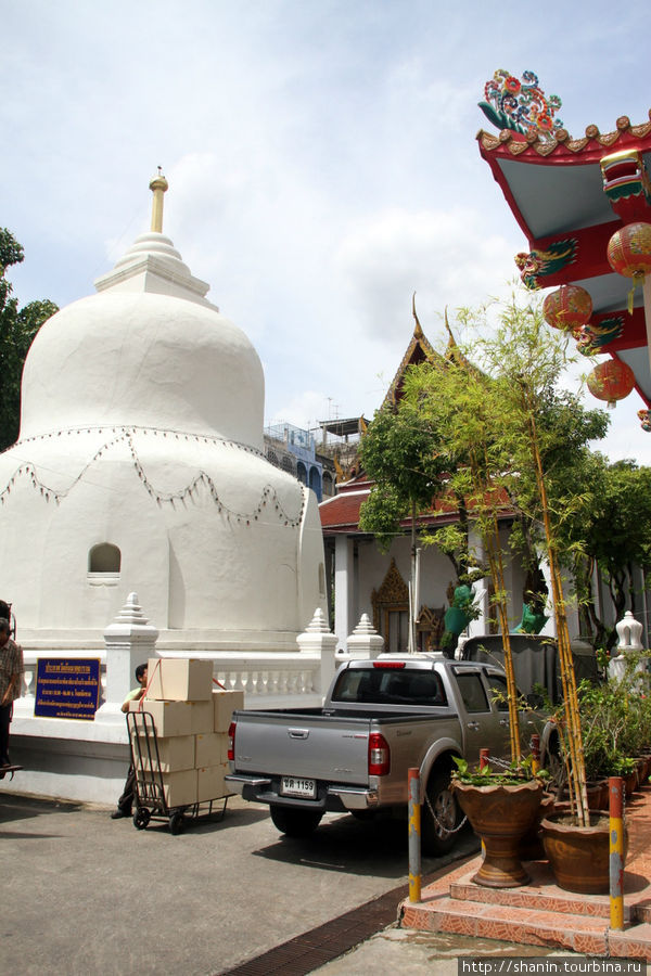 На территории тайской части монастыря есть большая белая ступа не совсем обычной формы Бангкок, Таиланд