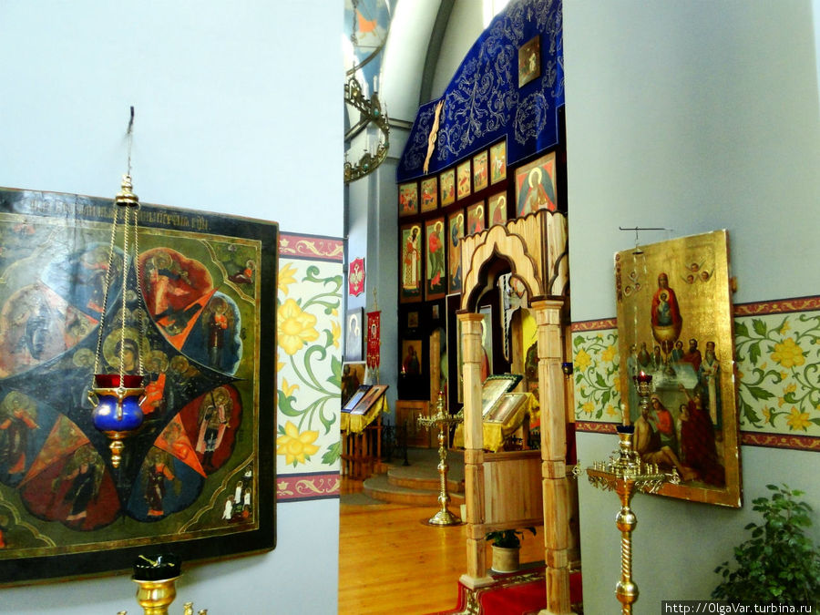 Росписи в церкви  по всей видимости не сохранились, поэтому она немного изнутри выглядит аскетичной Первоуральск, Россия
