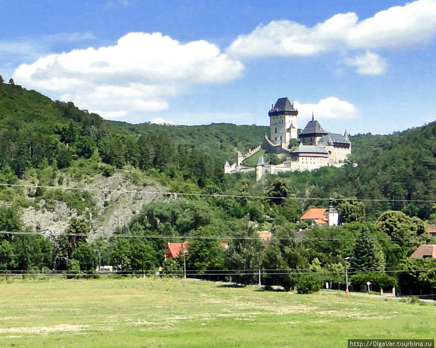 Даже со стороны замок смотрится огромным и величественным Карлштейн, Чехия