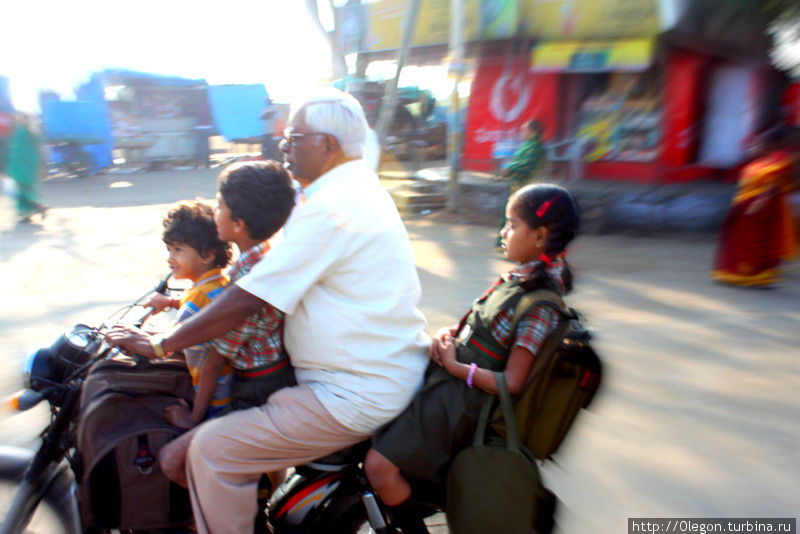 Всей семьёй на одном мотобайке Штат Тамилнад, Индия
