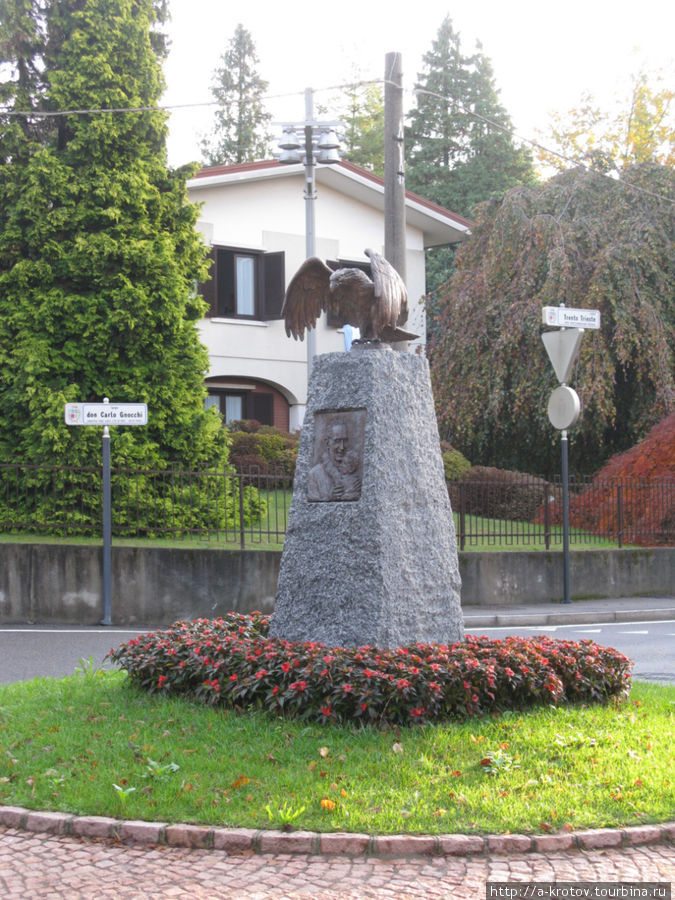 памятник священнику Традате, Италия