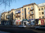 Кафе Советское на первом этаже одного из первых домов этой улицы вызывает у кого-то ностальгию по минувшим временам.
