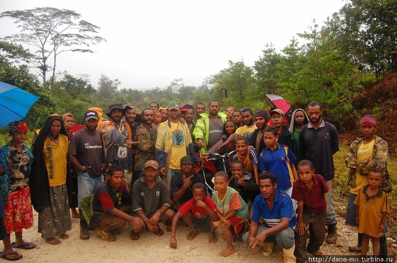 Жители одной из деревень провожают меня Папуа-Новая Гвинея