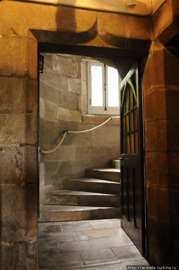 Из холла вверх по винтовой лестнице в крыло 14 века. Жене, Франция