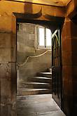Из холла вверх по винтовой лестнице в крыло 14 века.