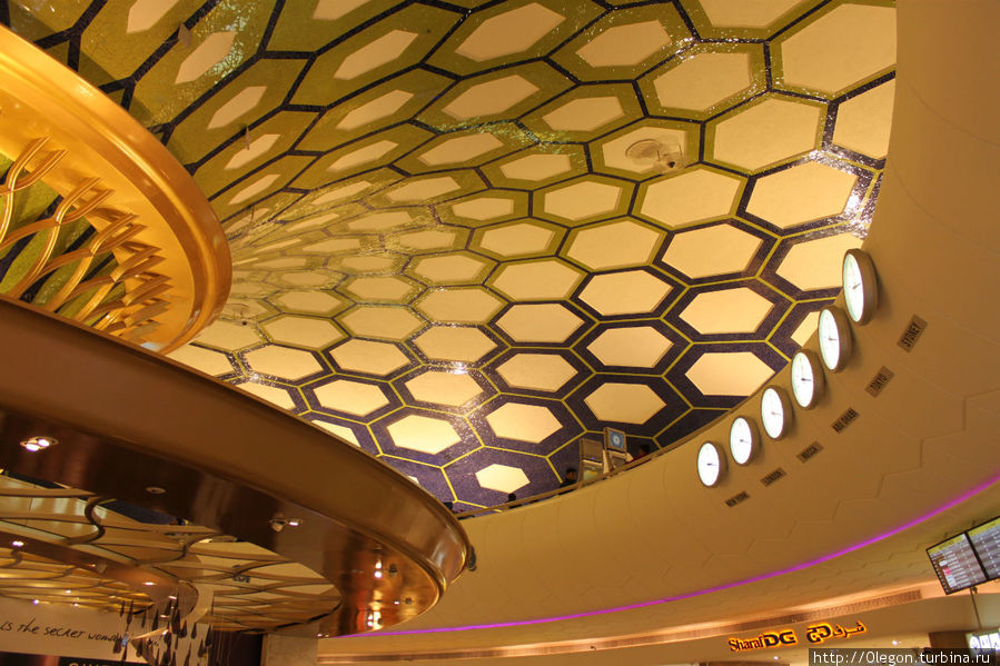 Внутренняя отделка транзитной зоны в аэропорту Абу Даби Абу-Даби, ОАЭ