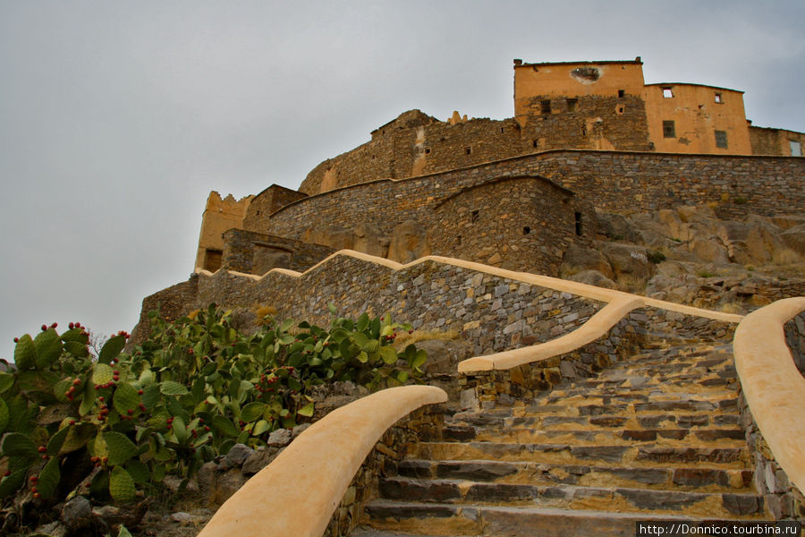 лестица наверх извивается подобно дракону Касбах-Тизерган, Марокко