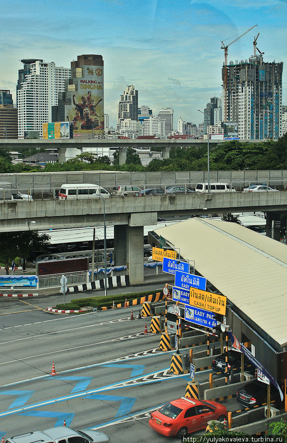 Бангкок — крупнейший город Юго-Восточной Азии, для которого проблема пробок весьма актуальна. Один из вариантов решения — платные автомагистрали! Паттайя, Таиланд