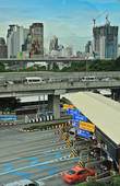 Бангкок — крупнейший город Юго-Восточной Азии, для которого проблема пробок весьма актуальна. Один из вариантов решения — платные автомагистрали!