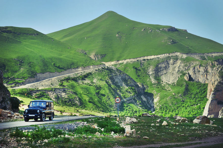 ..то дорога оставит на зеленом холме ровную глубокую рану, как порез ножа на сочном зеленом яблоке.. Хыналыг, Азербайджан