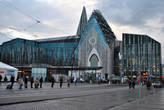Новое здание Лейпцигского университета напоминает сильно осовремененный собор