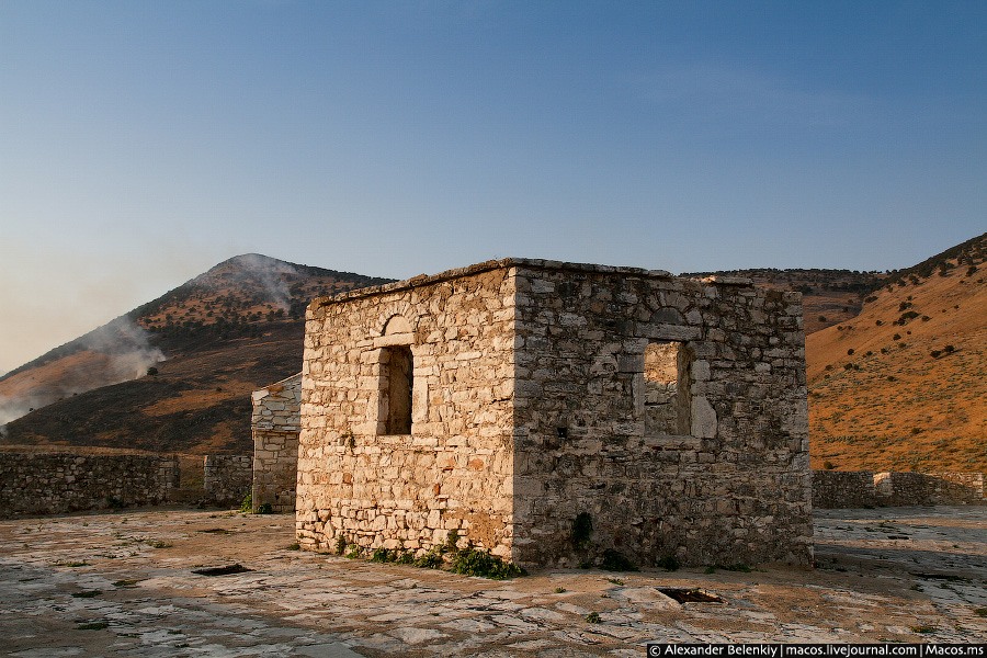 Заброшенный монастырь на албанском побережье Албания