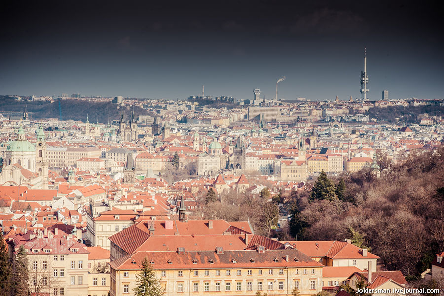 Вдали виднеется самое высокое здание Праги-Жижковская телебашня. Прага, Чехия