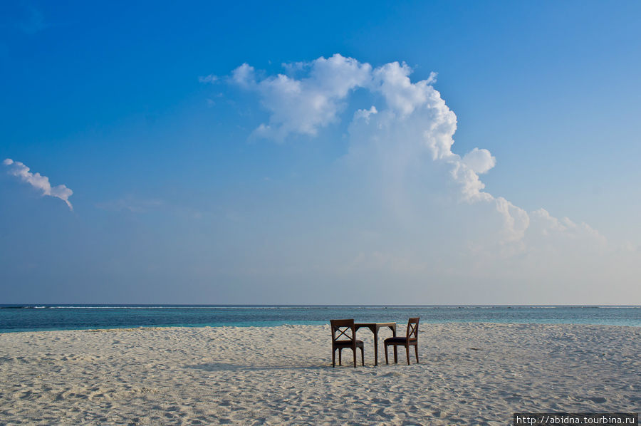 Все готово для романтического ужина на берегу... Мальдивские острова