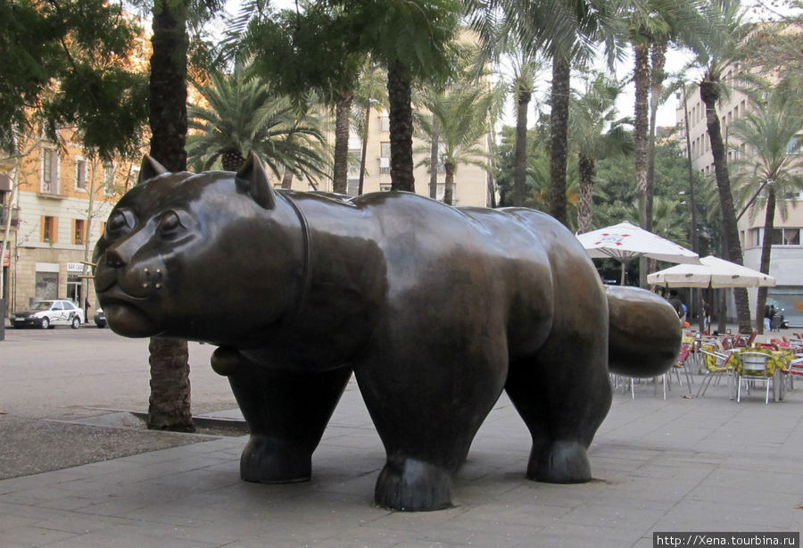 Памятник гигантскому коту на бульваре Раваль Барселона, Испания