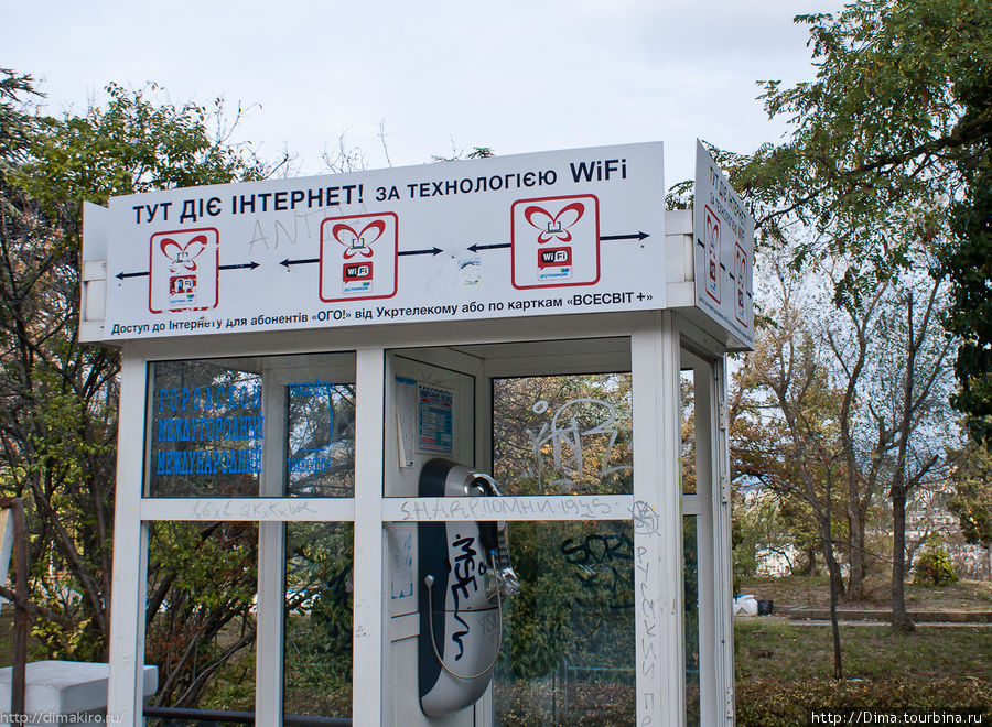 Телефонных будок ещё больше, чем памятников. Севастополь, Россия