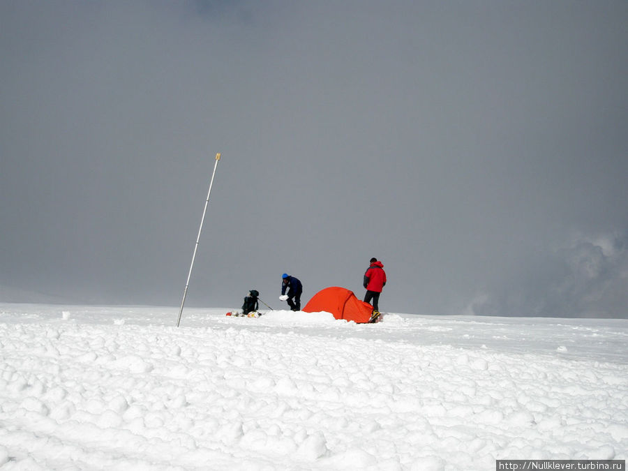 Ребята смотрятся как в Антарктиде где-то. А вообще они поставили палатку прямо посередине дороги и на пустыре, продуваемом ветрами, зачем я не понял... мы идем дальше... Кабардино-Балкария, Россия