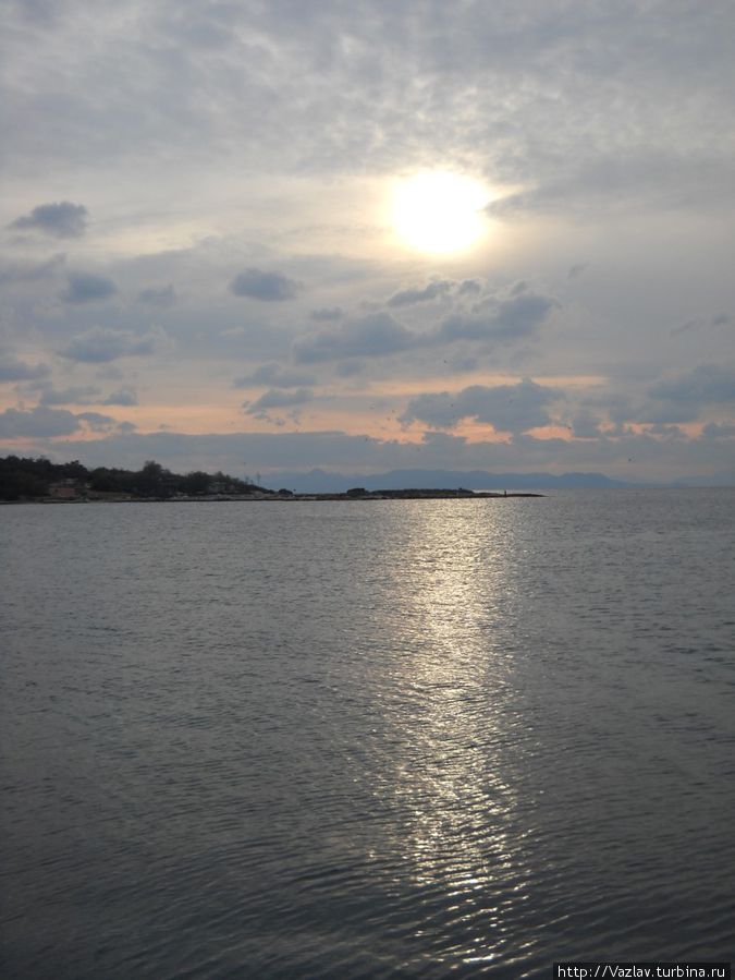 Солнце клонится к закату Глифада, Греция